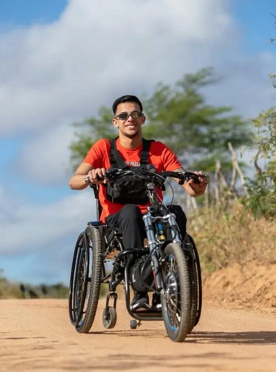 Cliente usando o Kit Livre em estrada de terra (off-road)